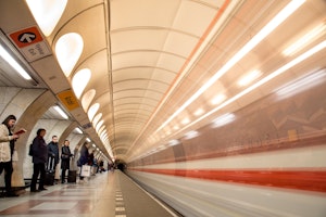 Pražské metro mohlo vypadat jako podzemní tramvaj, ale pak zasáhli Rusové