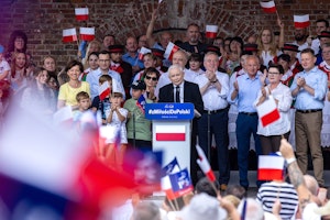 Chcete tady migranty? Kaczyński chce vyhrát další volby v řadě s pomocí referenda