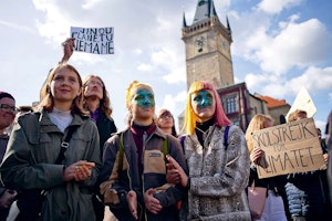 Politika mladé zajímá. To ale nutně neznamená, že přijdou k volbám