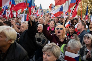 Trumpovo oznámení, 17. listopad ve víru oslav i demonstrací, první výkop v Kataru