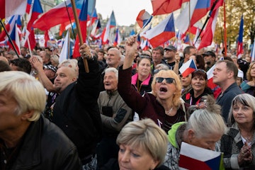 Trumpovo oznámení, 17. listopad ve víru oslav i demonstrací, první výkop v Kataru