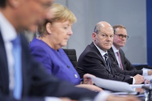 Německo odvyká Rusku. Proč Merkel nelituje své politiky vůči Moskvě?