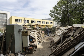 Obce zasažené povodněmi se připravují na zimu, chybí lidé i technika