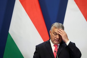 Na rezoluci europoslanců může Orbán ukazovat dlouhý nos